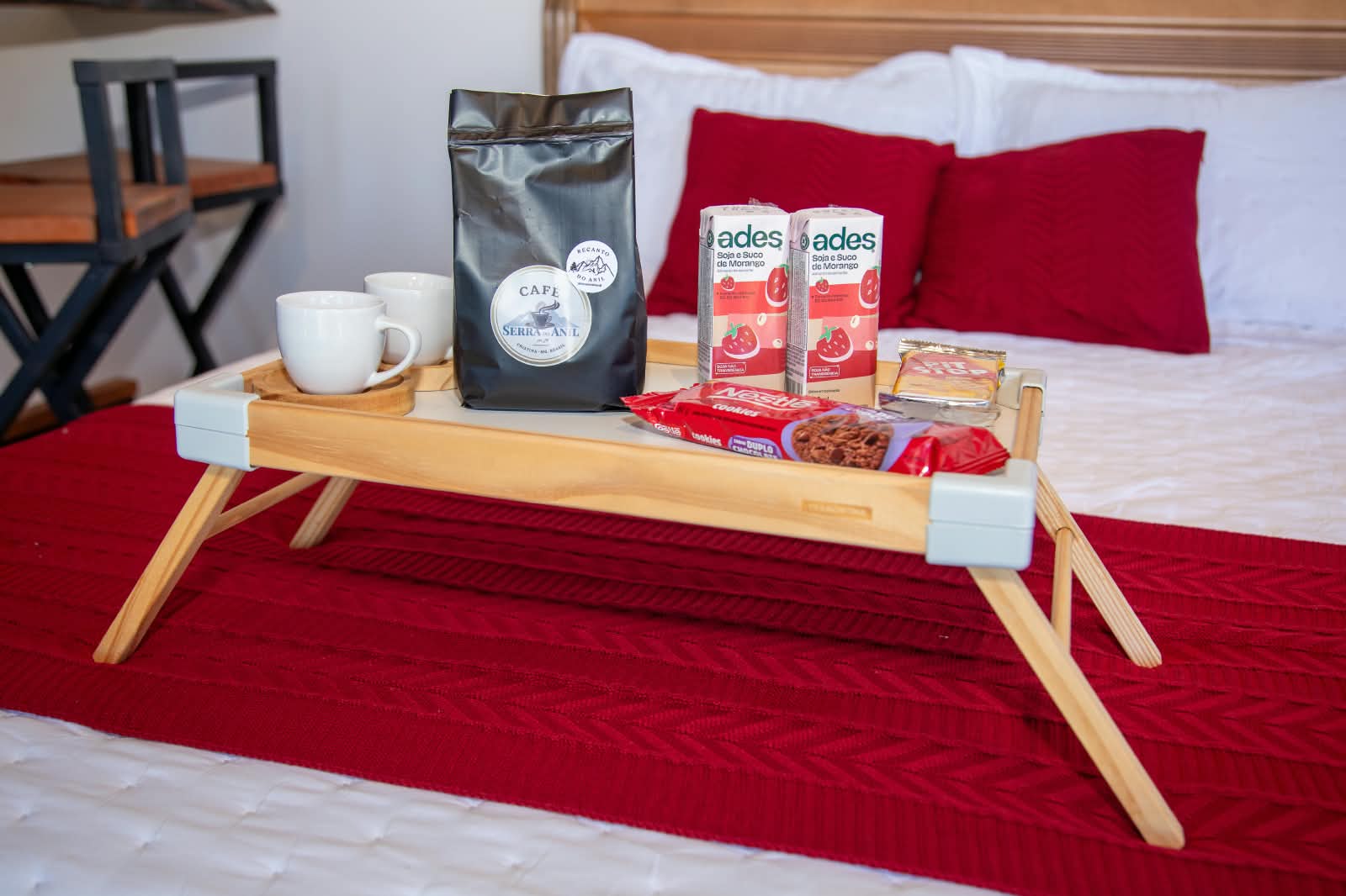 Bandeja de café da manhã com o Café Serra do Anil servida na cama