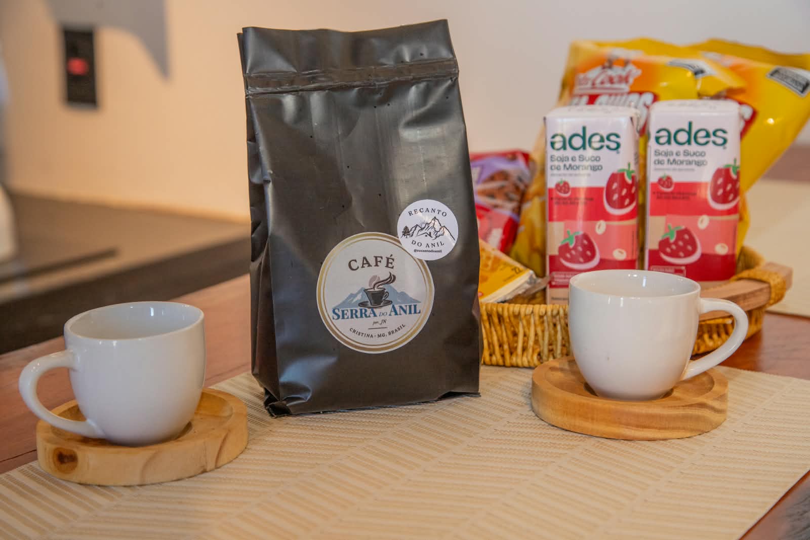 Café Serra do Anil com xícaras brancas e cesta de boas-vindas sobre a bancada